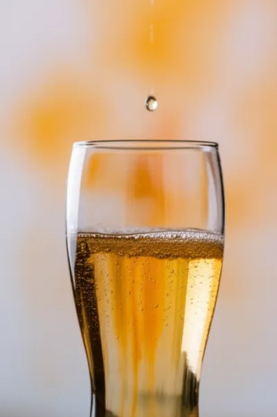 Illustration brimming - Image 1