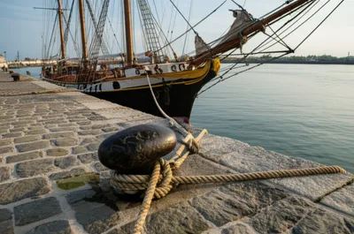 Illustration moored - Image 1