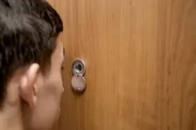 Illustration peephole - Image 2