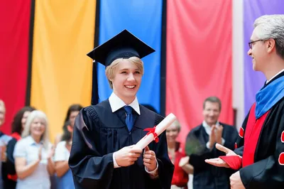 Illustration graduating - Image 1