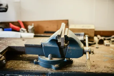 Illustration vise - Image 1