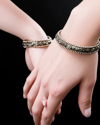 Illustration cuffed - Image 1