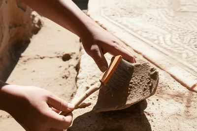 Illustration archeologist