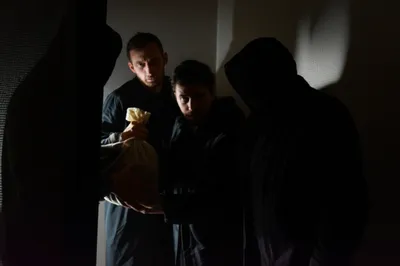 Illustration colludes - Image 1