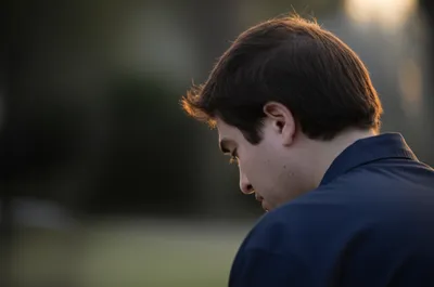 Visuelle Darstellung für das Wort „weeping" - Weinen, Tränen vergießen