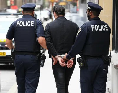 Illustration detaining - Image 1