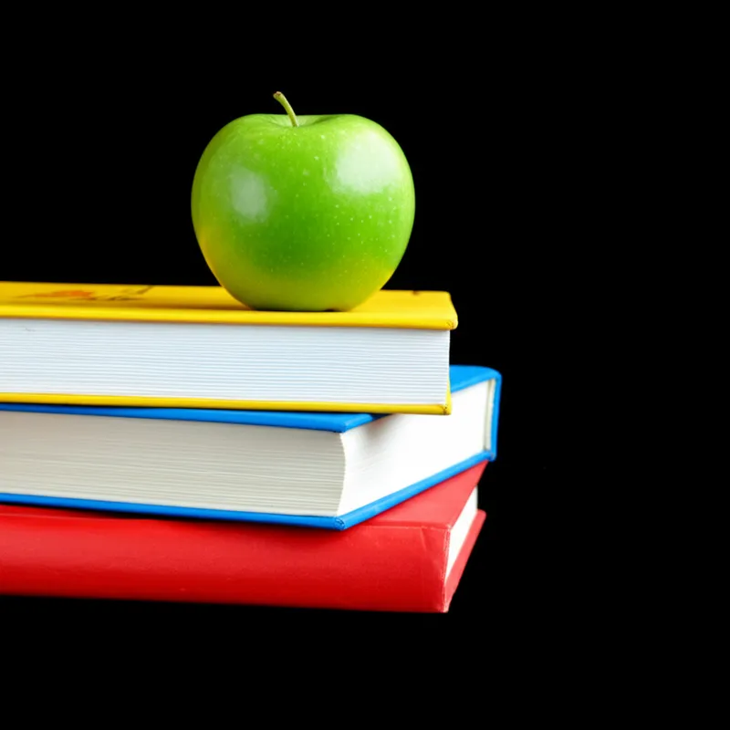 单词"beneath"的视觉插图 - 在下方, 在底下
