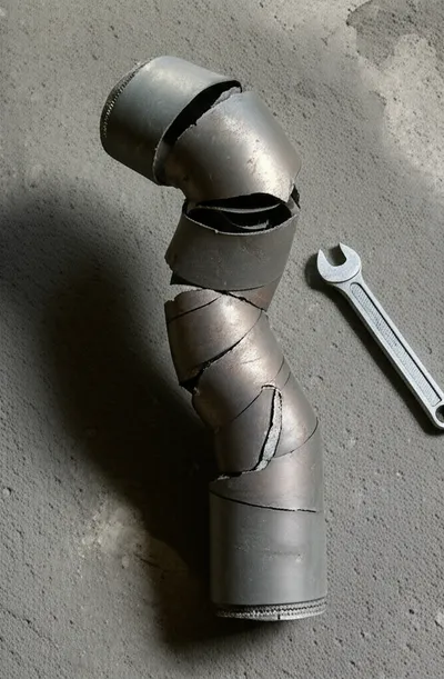 Illustration wrenched - Image 1