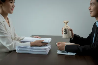 Visual illustration for the word "treating" - To negotiate, discuss terms, bargain (for or with).