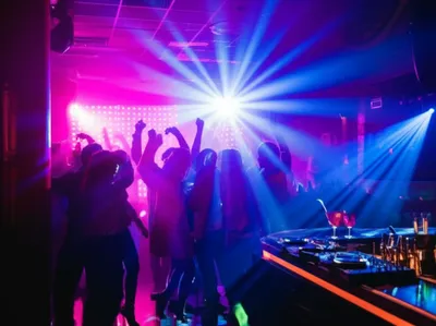 Illustration clubs - Image 1