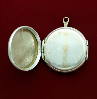 Illustration tarnishes - Image 1