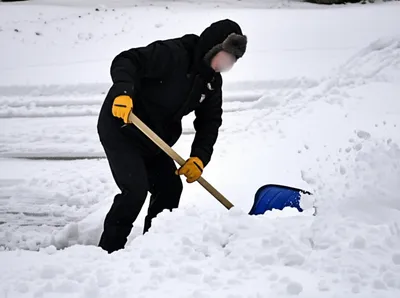 Illustration shovelling - Image 1
