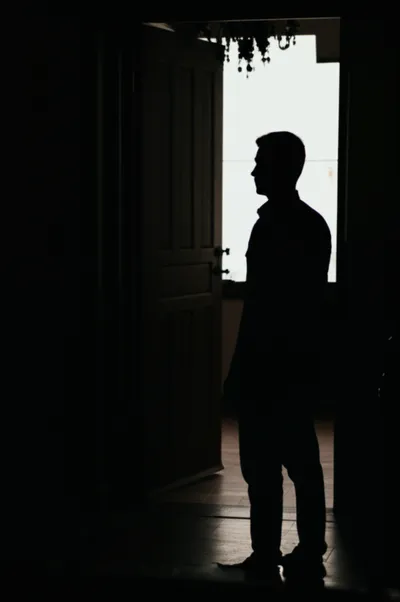 توضيح مرئي للكلمة "someone" - شخص ما