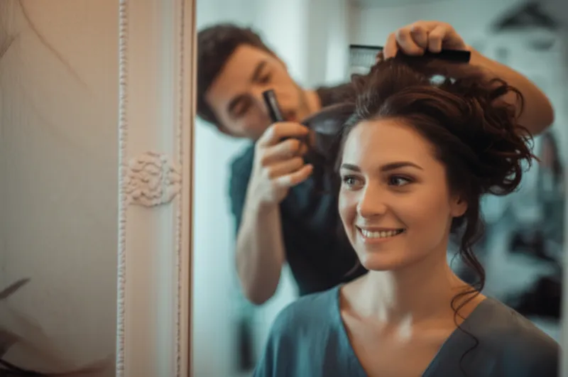 Illustration visuelle de coiffure: Coiffer, arranger les cheveux - Image 1