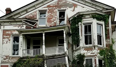 Illustration disrepair - Image 1