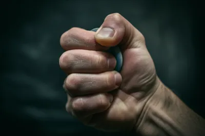 Illustration clench - Image 1