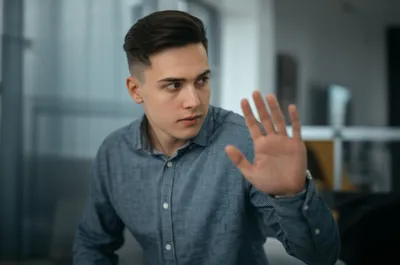 Illustration cringed