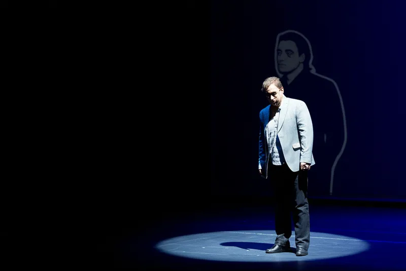 توضيح مرئي للكلمة "soliloquy" - مونولوج، حديث النفس