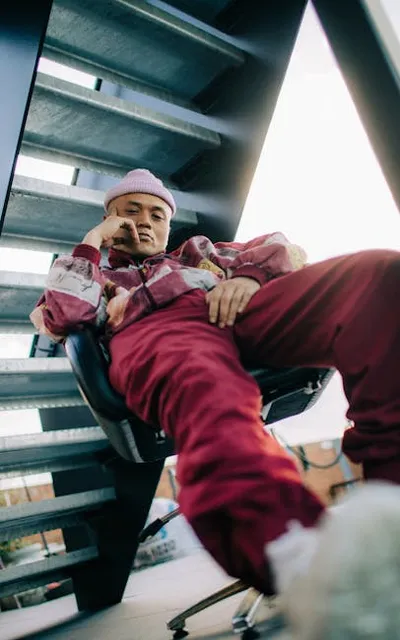 Illustration slouched - Image 2