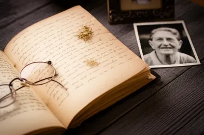 Illustration late - Image 1