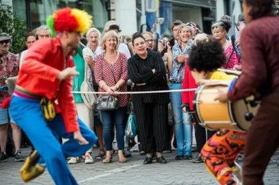 Illustration onlookers