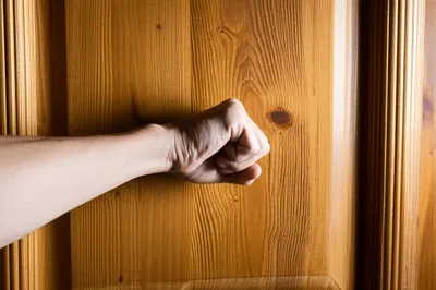 Illustration knock - Image 1