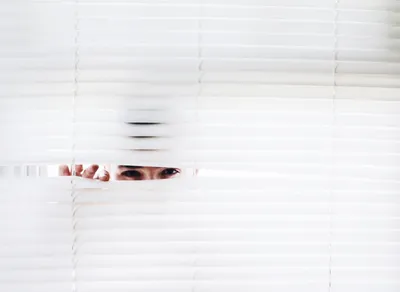 Illustration peeking - Image 2