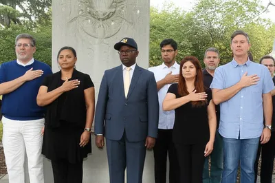 Illustration saluted - Image 1