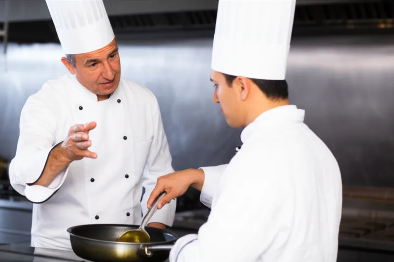 توضيح مرئي لـ sous: مساعد رئيس الطهاة - صورة 1