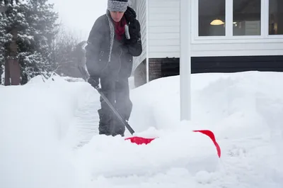 Illustration shovelling - Image 1