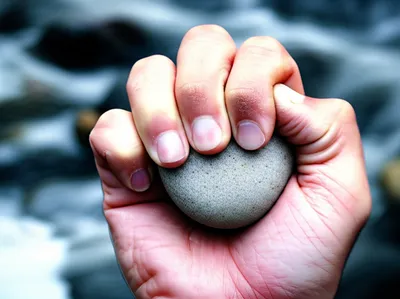 Illustration clutching - Image 1