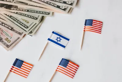 Illustration immigrating - Image 2