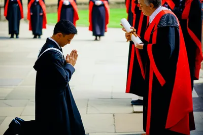 Illustration supplicating - Image 1