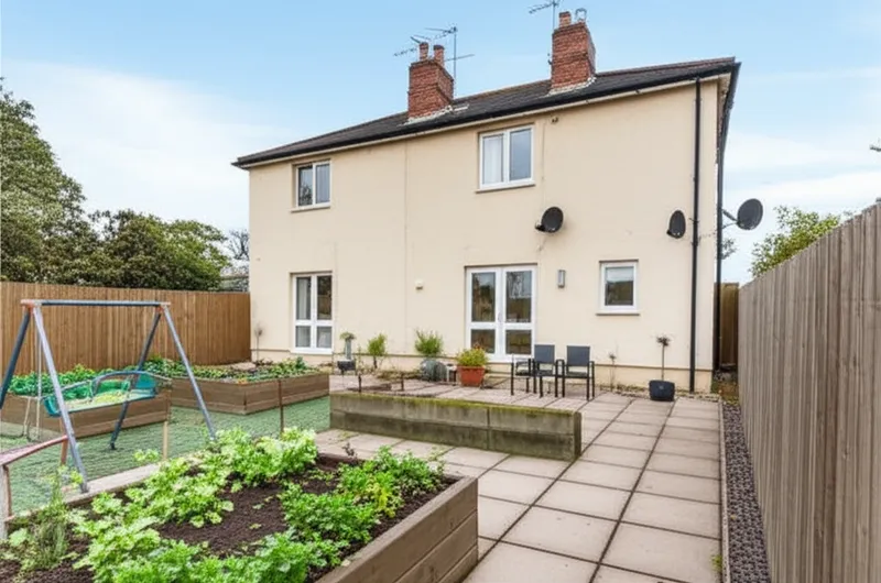 单词"backyard"的视觉插图 - 后院，后花园
