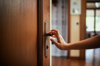 Illustration knocking - Image 1