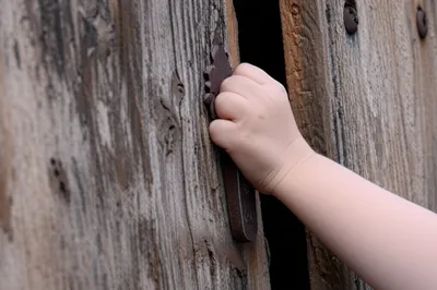 Illustration knocks - Image 1