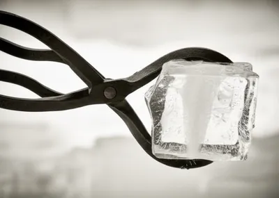 Illustration tongs - Image 1