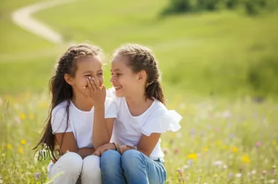 Illustration giggling - Image 1