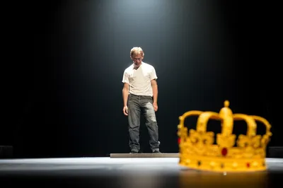 Illustration capped - Image 1