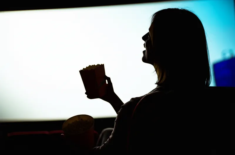 توضيح مرئي للكلمة "watched" - شاهد، راقب