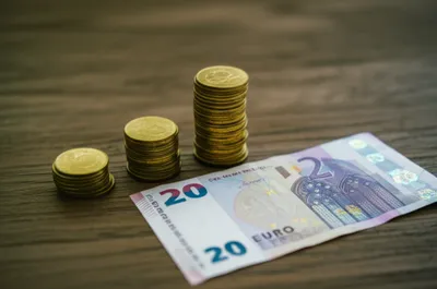 单词"twenty"的视觉插图 - 二十元纸币，二十块 (Èrshí yuán zhǐbì, èrshí kuài)
