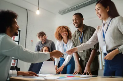 Визуальная иллюстрация слова «employed» - Нанимать, нанять