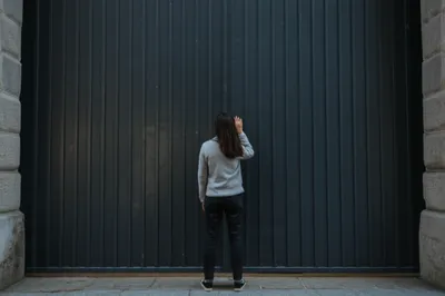 Illustration detaining - Image 1