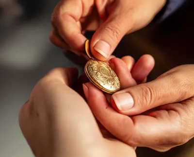 Illustration clasp - Image 1