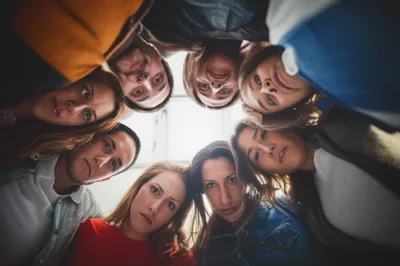 Illustration huddle - Image 1