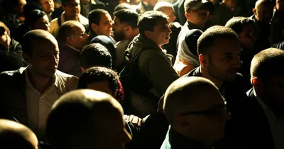 Illustration thronging - Image 1