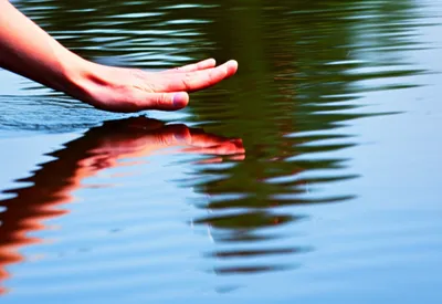 Illustration skimming - Image 1