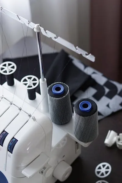 Illustration serger - Image 2