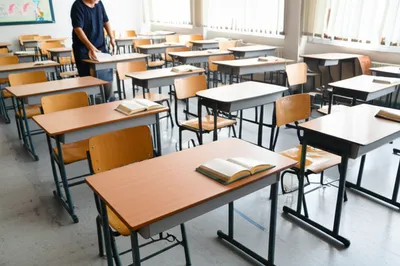 Illustration desks - Image 1