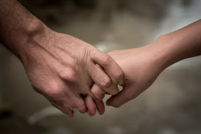 Illustration clasping - Image 1